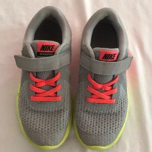 Nike Revolution 4 girls running shoe